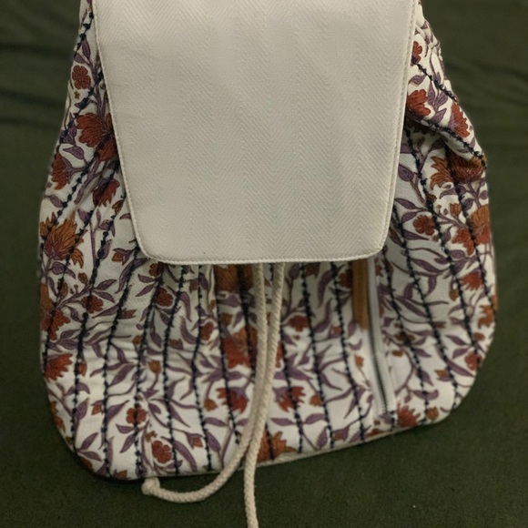 Universal Threads Floral Backpack 🌺 - Picture 3 of 4